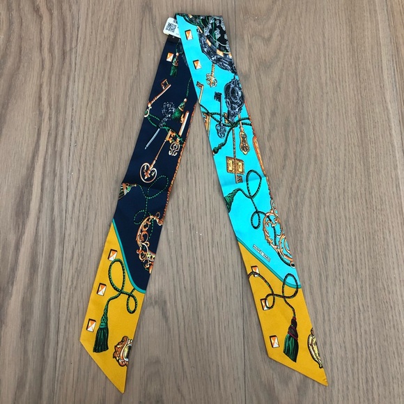 Hermes Accessories - NWT hermes 100% silk twilly soie les cles